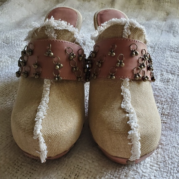 Naughty Monkey Woman's Clogs, 7.5 - Picture 2 of 5